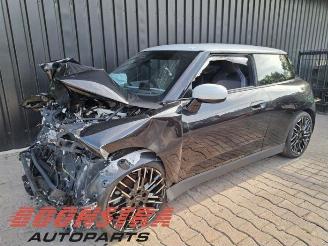 Vrakbiler auto Mini Mini Mini Electric (J01), Hatchback 3-drs, 2023 Cooper E 40.7 kWh 2025/4