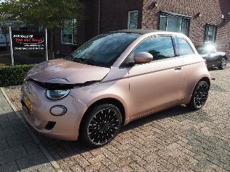 krockskadad bil auto Fiat 500C Icon 42 Kwh 2022/9