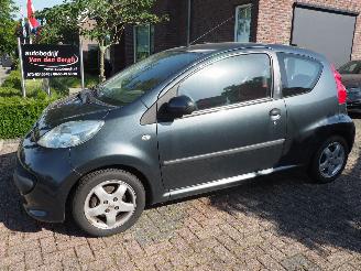Damaged car Peugeot 107 1.0-12V XS Urban Move 2008/2