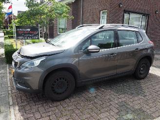 Voiture accidenté Peugeot 2008 1.2 PureTech Allure 2017/6