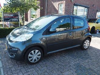 Damaged car Peugeot 107 1.0 Active Automaat 2012/6