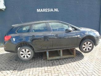Vrakbiler auto Opel Astra Astra J Sports Tourer (PD8/PE8/PF8), Combi, 2010 / 2015 1.6 CDTI 16V 2015/11