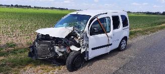 Coche siniestrado Renault Kangoo 1.2 tce 2016/4