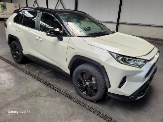 Voiture accidenté Toyota Rav-4 Hybrid 2.5 131-KW Automaat Two-Tone 2-WD 2020/9