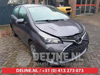Coche siniestrado Toyota Yaris Yaris III (P13), Hatchback, 2010 / 2020 1.33 16V Dual VVT-I 2016/9