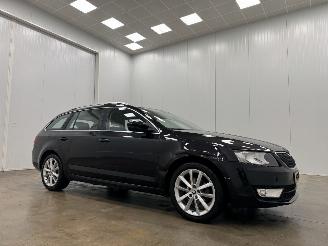Unfallwagen Skoda Octavia Combi 1.6 TDI Ambition Panoramadak Navi Clima 2015/1