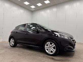 skadebil auto Peugeot 208 1.2 PureTech Signature 5-drs Navi Airco 2018/10