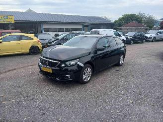 damaged passenger cars Peugeot 308 308 SW (L4/L9/LC/LJ/LR) Combi 5-drs 1.2 12V e-THP PureTech 110 (EB2ADT(H 2020/1