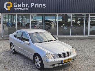 skadebil auto Mercedes C-klasse 2.2 C-200 CDI 16V Sedan 4Dr Diesel 2.148cc 90kW (122pk) RWD 2004/1