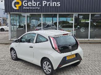 Vaurioauto  passenger cars Toyota Aygo 1.0 12V VVT-i Hatchback  Benzine 998cc 51kW (69pk) FWD 2017/10