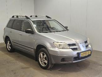 Vaurioauto  passenger cars Mitsubishi Outlander 2.0 16V 4x2 SUV  Benzine 1.997cc 100kW (136pk) FWD 2005/10
