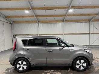 Vaurioauto  passenger cars Kia Soul EV 27kWh 81kW ExecutiveLine DAB Stoel/Stuurverwarming 2015/10