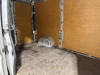 Peugeot Boxer 330 2.2BlueHDI 103kW L2H2 Premium picture 24