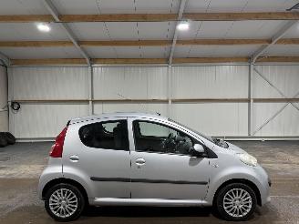damaged passenger cars Peugeot 107 1.0-12V 50kW Airco XS 2007/10