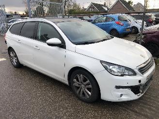 krockskadad bil auto Peugeot 308 308 SW 1.2 PureTech Blue Lease Executive 2016/10