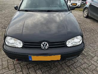 damaged passenger cars Volkswagen Golf 1.8 trendline 1999/4