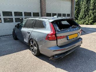 skadebil auto Volvo V-60 2.0 B4 R-Design Automaat 2021/2