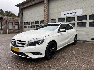 skadebil auto Mercedes A-klasse 180 Prestige Automaat Navi Cruise 2014/11