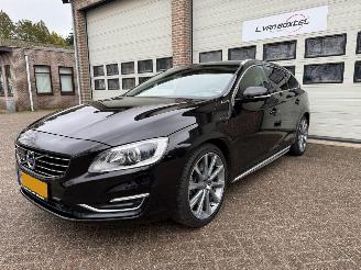 Schadeauto Volvo V-60 2.4 D6 AWD Plug-In Hybrid Summum Automaat Schuifdak NAP ! 2013/12