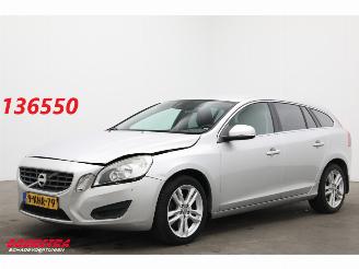 Schadeauto Volvo V-60 1.6 T3 Aut. Momentum Navi Clima Cruise PDC 141.308 km! 2013/5