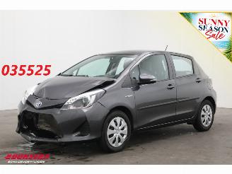 Voiture accidenté Toyota Yaris 1.5 Full Hybrid Aspiration 5-drs Cruise Clima Bluetooth Camera 2013/4