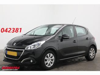 Damaged car Peugeot 208 1.2 PureTech Blue Lease Cruise Airco Apple/Android PDC 2018/7