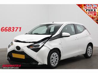 uszkodzony samochody osobowe Toyota Aygo 1.0 VVT-i x-play Cruise Navi Apple/Android Camera Airco 2021/11