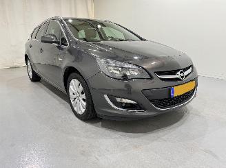 damaged passenger cars Opel Astra Sports Tourer 1.4 Edition Navi/Clima 2016/2