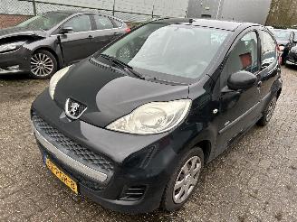 skadebil auto Peugeot 107 1.0-12V  Millesim 200   5 Drs-Airco 2011/1