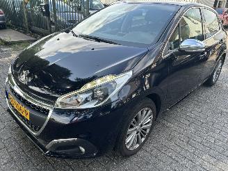 Schadeauto Peugeot 208 1.2 Puretech  Allure 2015/10