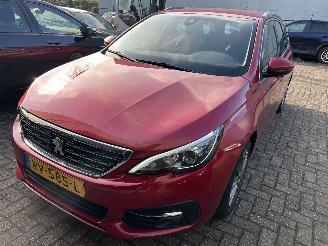 uszkodzony samochody osobowe Peugeot 308 Stationcar 1.2 PT  Allure 2018/2