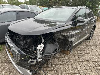 krockskadad bil auto Audi Q4 45 E-Tron Quattro S Line 2025/6