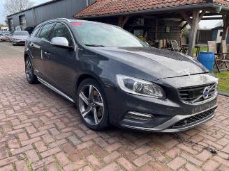 Coche siniestrado Volvo V-60 V60 I (FW/GW), Combi, 2010 / 2018 2.4 D6 20V Plug-in Hybrid AWD 2015/1