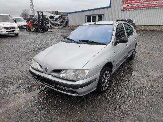 Coche siniestrado Renault Mégane 1.6 Zilver MV640 Onderdelen K4M720 Motor 1999/3