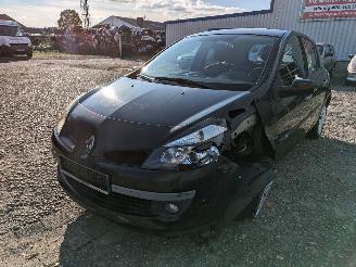 Vrakbiler auto Renault Clio 1.6 Schwarz NV676 2006/10