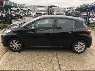 damaged passenger cars Peugeot 208 1.2i 60kW E6 Airco, Navi 2016/6