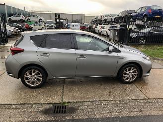 krockskadad bil auto Toyota Auris 1.8 Hybrid 5 drs 2017/6