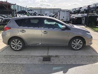 uszkodzony samochody osobowe Toyota Auris 1.8 Hybrid Executive Automaat 2014/8