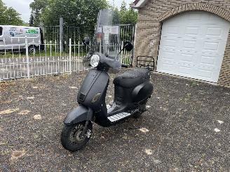krockskadad bil bromfiets AGM  Vx 50 2017/12