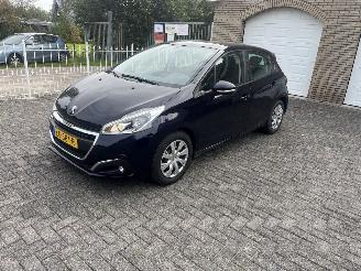 Damaged car Peugeot 208 1.2 puretech weinig km !! 2016/8