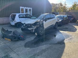 Coche siniestrado Renault Captur  2016/3