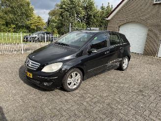 uszkodzony samochody osobowe Mercedes B-klasse B200 automaat !! 2005/10