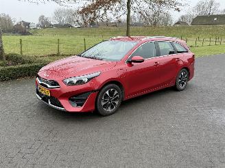Damaged car Kia Ceed Spotrswagon 1.6 GDI PHEV Dynamicline 2022/2