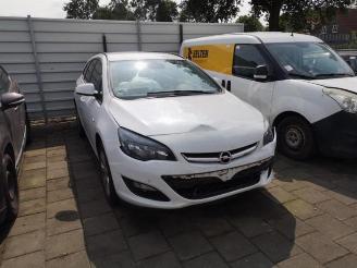 Coche siniestrado Opel Astra Astra J Sports Tourer (PD8/PE8/PF8), Combi, 2010 / 2015 1.6 CDTI 16V 2015