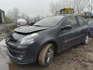 Vrakbiler auto Renault Clio 1.4-16V Dynamique Luxe 2006/4