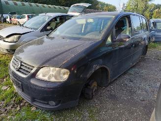 Salvage car Volkswagen Touran 2.0 TDI Trendline 2006/10