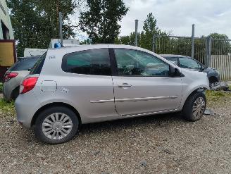 Vaurioauto  passenger cars Renault Clio 1.2 Collection 2010/10