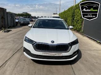 Coche siniestrado Skoda Octavia Octavia Combi (NXAC), Combi 5-drs, 2019 1.5 TSI e-TEC 16V 2024/4