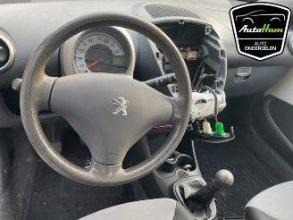 Peugeot 107 107, Hatchback, 2005 / 2014 1.0 12V picture 11