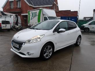 damaged passenger cars Peugeot 208 STYLE 2015/4